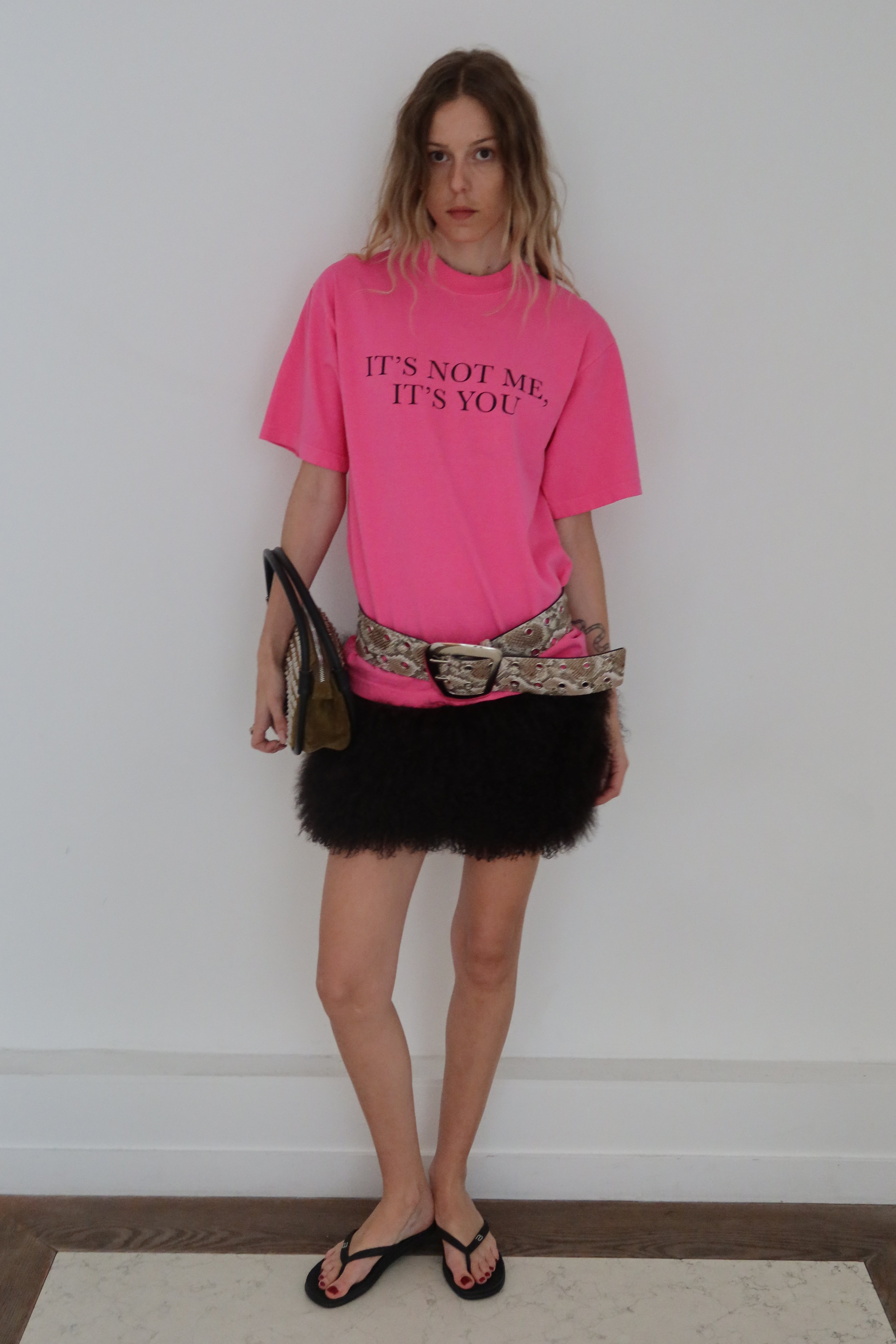 IT'S NOT ME TEE - PINK
